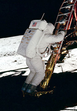 AS11-40-58969: Buzz Aldrin klar att kliva ut p mnytan