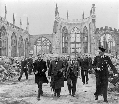 Winston Churchill besker Coventry efter bombrden i november 1942