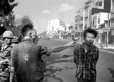 Nguyn Ngoc Loan avrttar Nguyn Van Lem, 1 februari 1968 - foto: Eddie Adams
