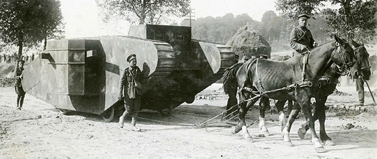 Fusktanken John Collins transporteras i december 1917 - från www.warmuseum.ca