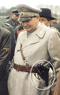 Göring med revolver